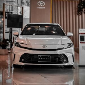 Toyota Camry 2025 màu trắng ngọc trai