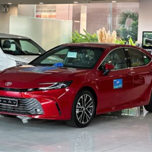 Toyota Camry màu đỏ 2025