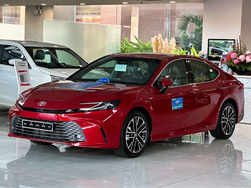 Toyota Camry màu đỏ 2025