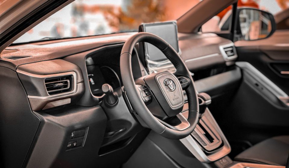 vô lăng innova hybrid