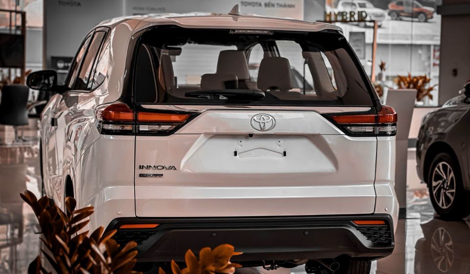 Đuôi xe innova hybrid